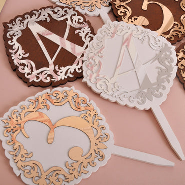 Номер на стіл з дзеркального пластику на дерев'яному фоні nb208