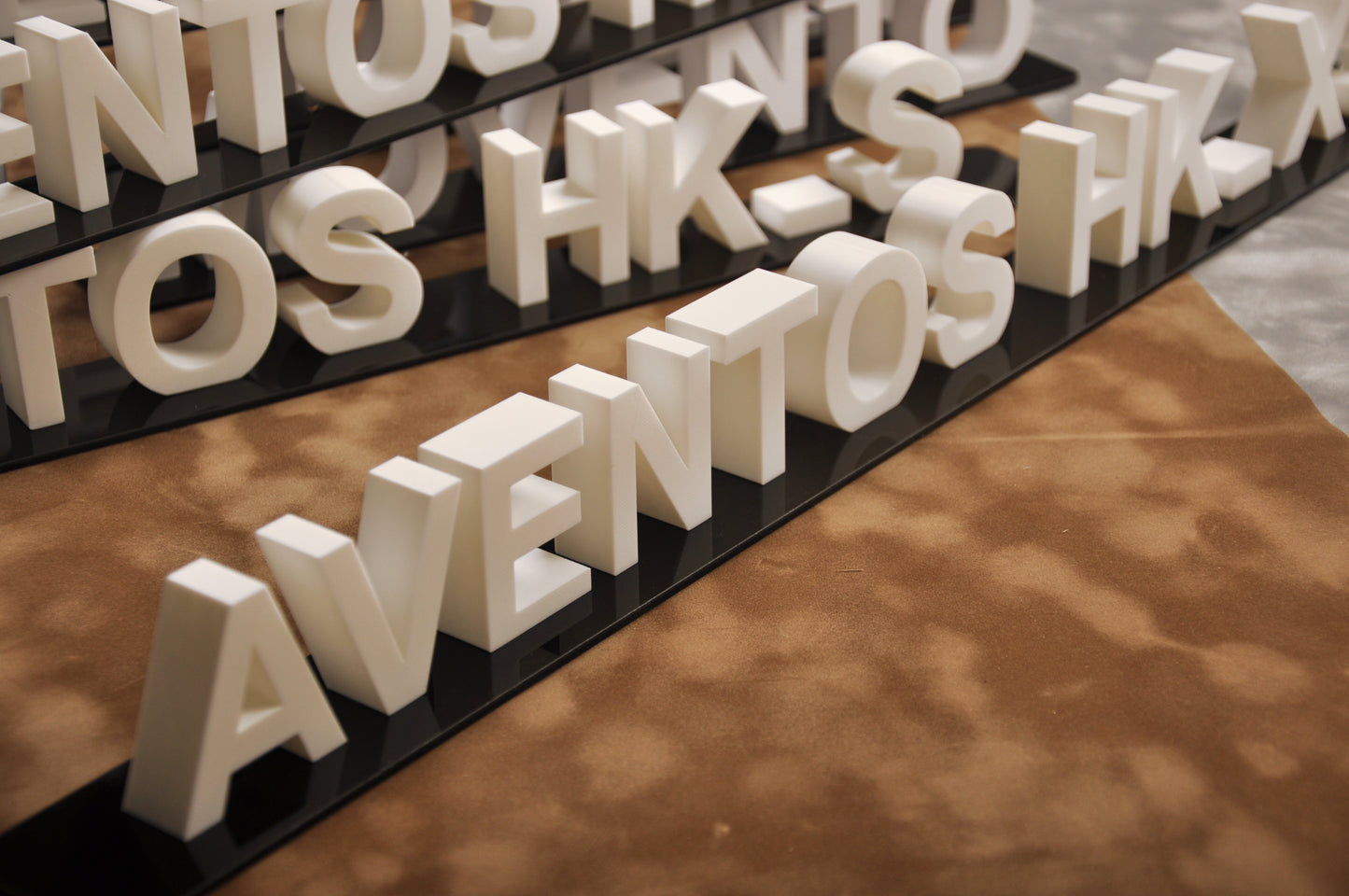 3D букви, написи, назва компанії на підставці, товщиною 20 мм